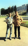я и Рома в Петродворце  лето 2002