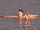 вот так можно плавать в Мертвом море